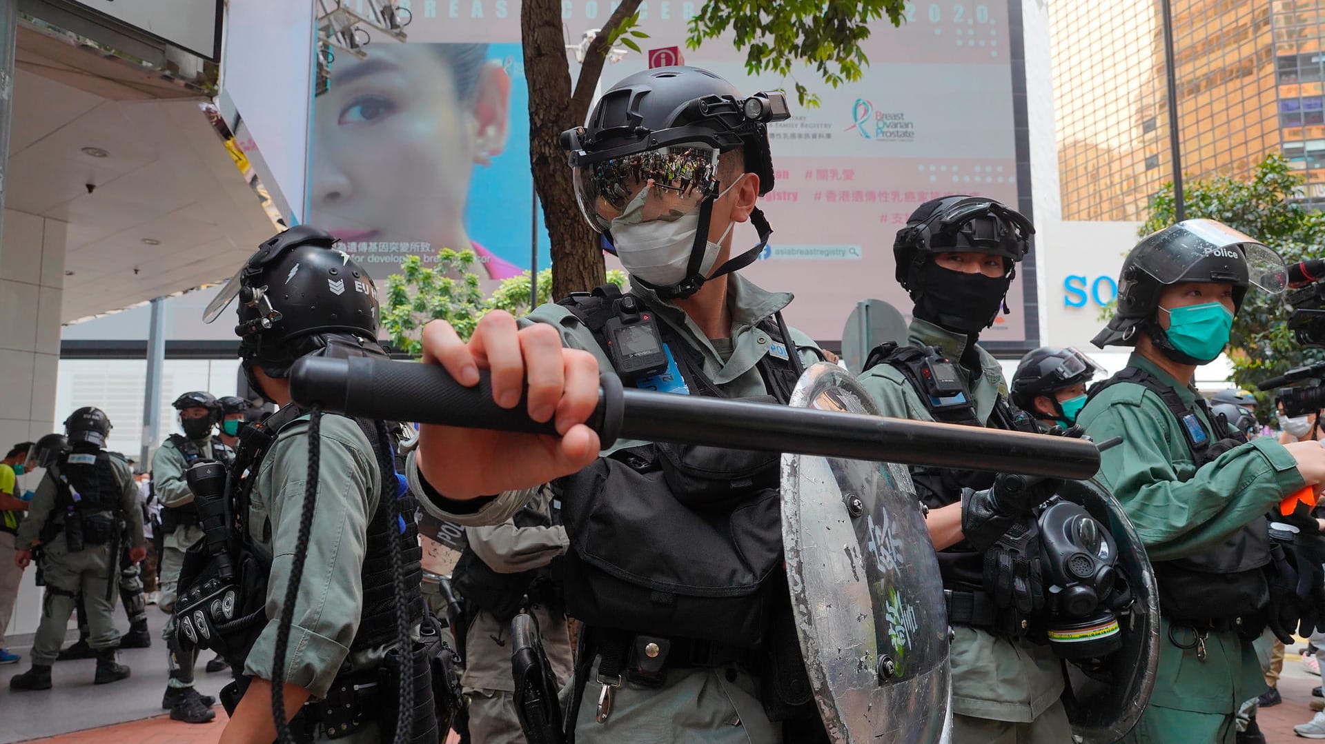 Bereitschaftspolizei bildet im Hongkonger Central District eine Reihe, um die dort versammelten Demonstranten zu vertreiben. Bereitschaftspolizei bildet im Hongkonger Central District eine Reihe, um die dort versammelten Demonstranten zu vertreiben.