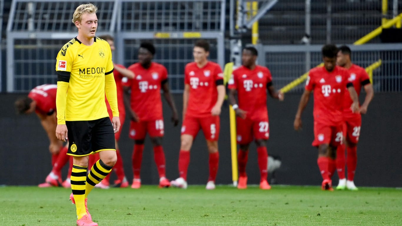 Enttäuschter BVB-Profi Brandt: Der Nationalspieler ist ratlos, im Hintergrund jubeln die Bayern.