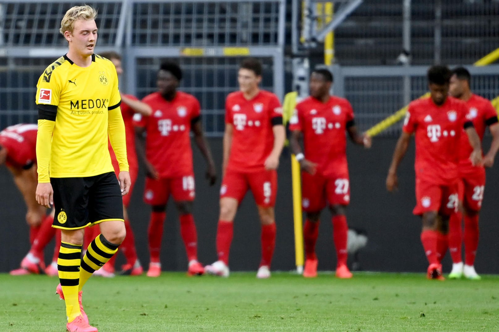 Enttäuschter BVB-Profi Brandt: Der Nationalspieler ist ratlos, im Hintergrund jubeln die Bayern.