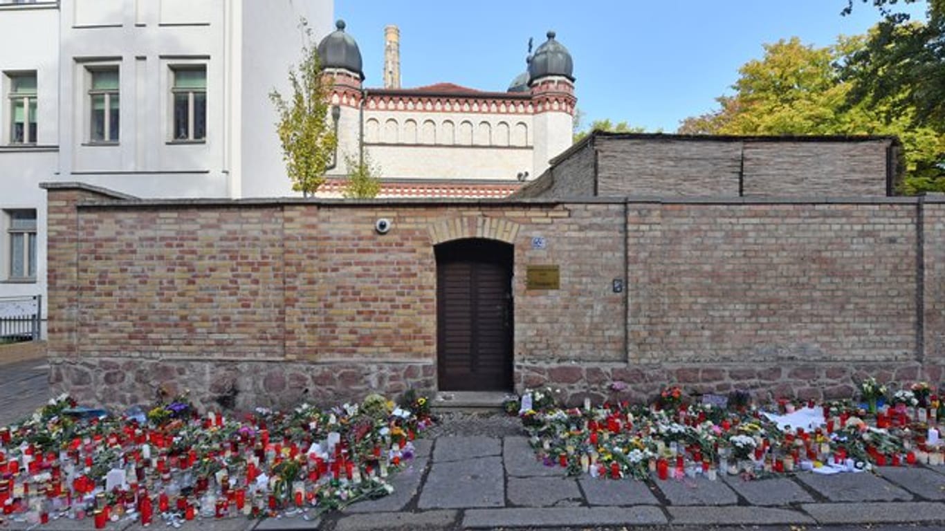 Blumen und Kerzen vor einer Synagoge in Halle (Saale), vier Tage nach dem rechtsextremistischen Anschlag auf die Gemeinde.