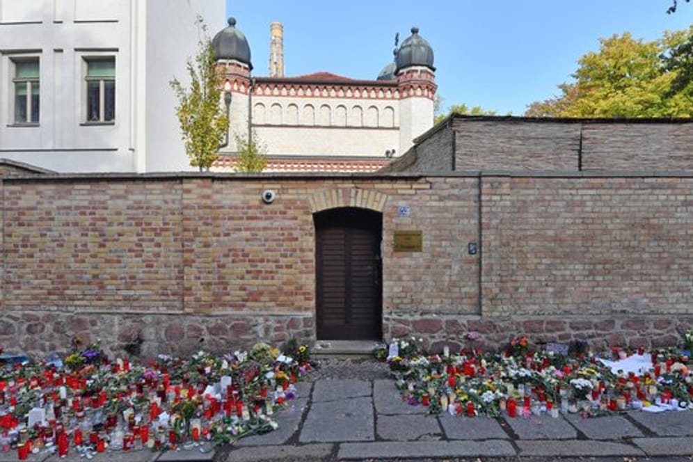 Blumen und Kerzen vor einer Synagoge in Halle (Saale), vier Tage nach dem rechtsextremistischen Anschlag auf die Gemeinde.