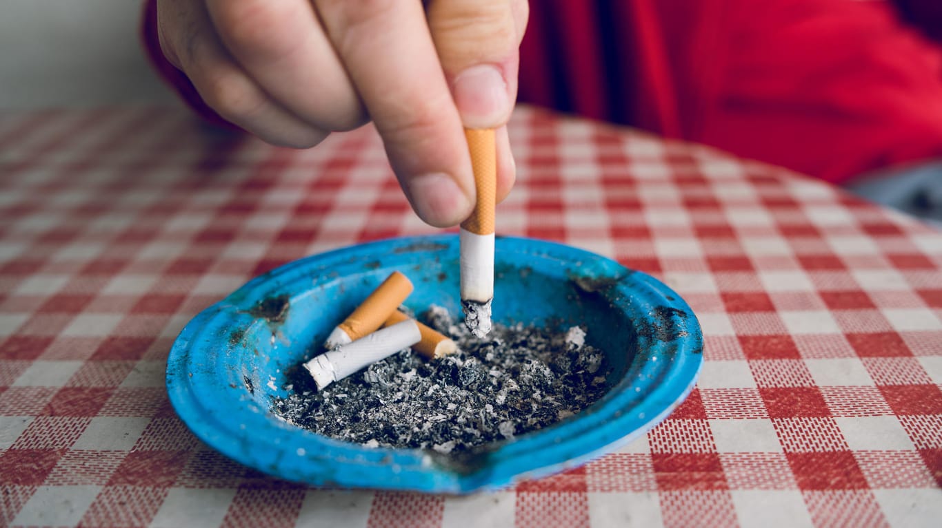 Rauchstopp: Wer die Finger von der Zigarette lässt, verringert generell das Risiko für verschiedenste Erkrankungen.