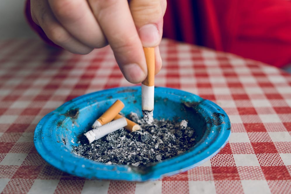 Rauchstopp: Wer die Finger von der Zigarette lässt, verringert generell das Risiko für verschiedenste Erkrankungen.