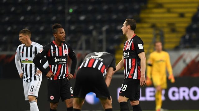 Die Frankfurt kamen im eigenen Stadion gegen den SC Freiburg nicht über ein 3:3 hinaus. Die Frankfurt kamen im eigenen Stadion gegen den SC Freiburg nicht über ein 3:3 hinaus.