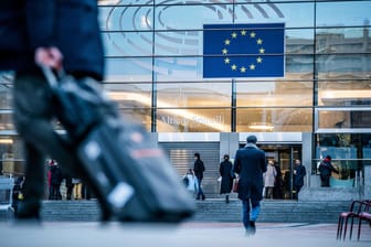 Vor dem Sitz des Europäischen Parlaments in Brüssel: 750 Milliarden Euro sollen in die wirtschaftliche Erholung Europas investiert werden.
