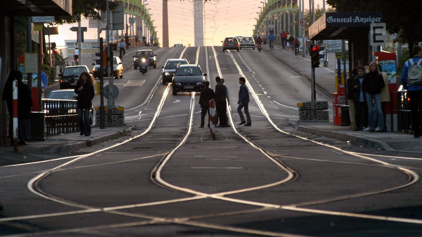 Straßenbahnschienen kreuzen sich am Konrad-Adenauer-Platz (Symbolbild): Hier sind zwei Randalierer auffällig geworden.