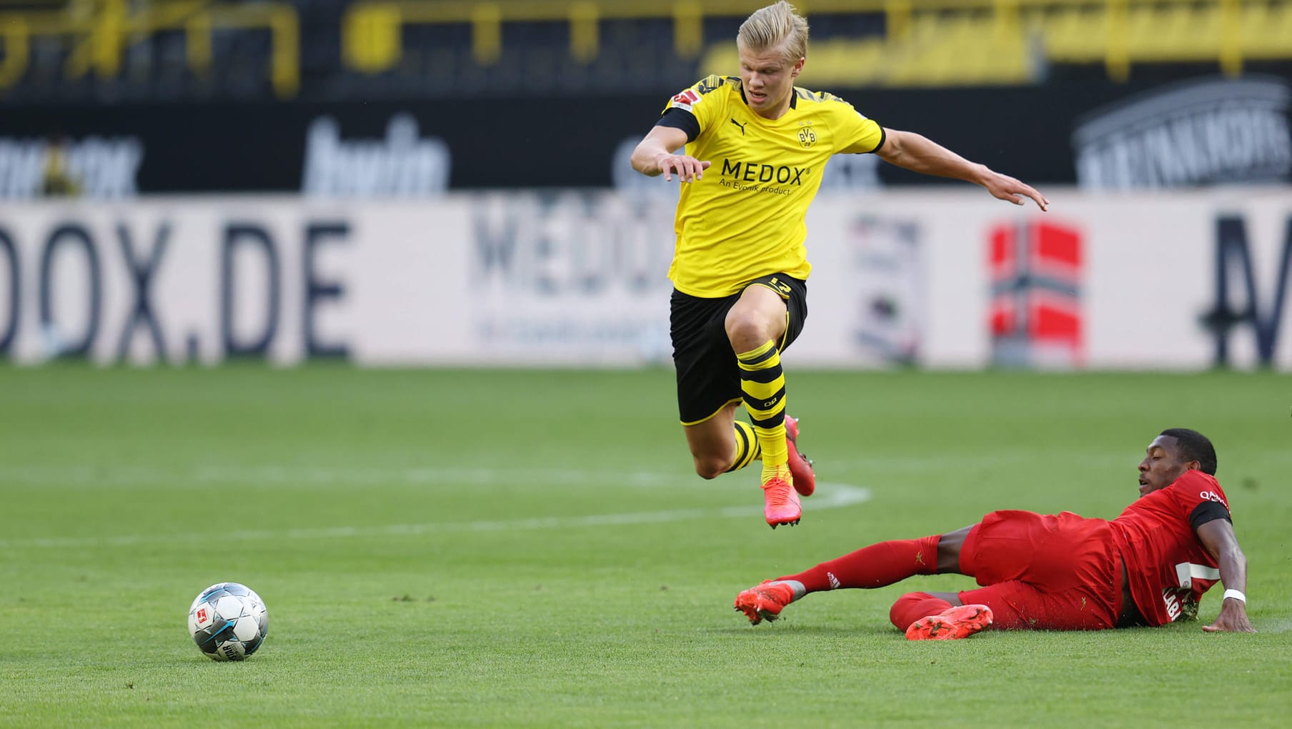 Blieb gegen die Bayern weitgehend blass: Erling Haaland, hier im Zweikampf mit Münchens David Alaba.