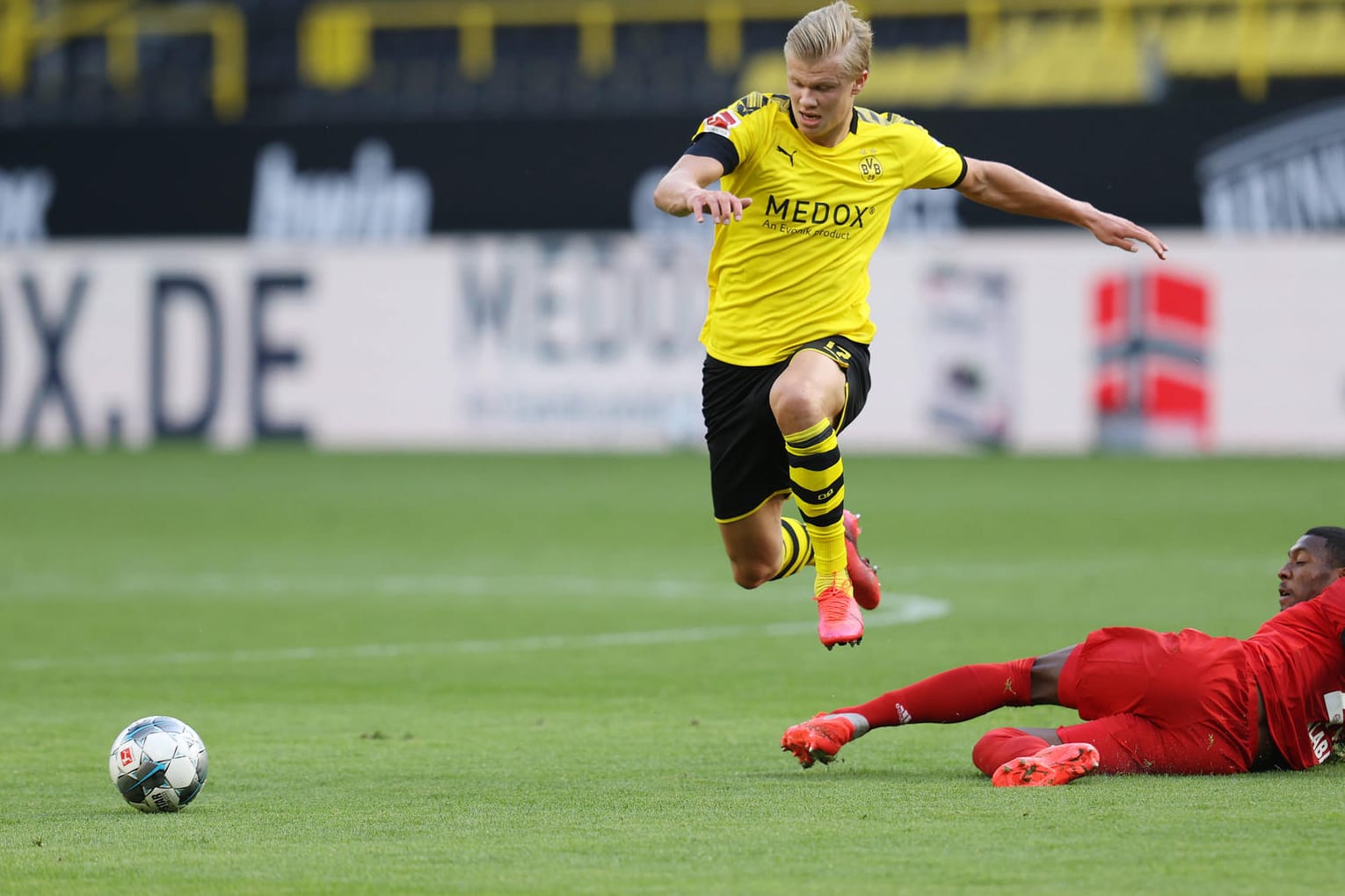 Blieb gegen die Bayern weitgehend blass: Erling Haaland, hier im Zweikampf mit Münchens David Alaba.