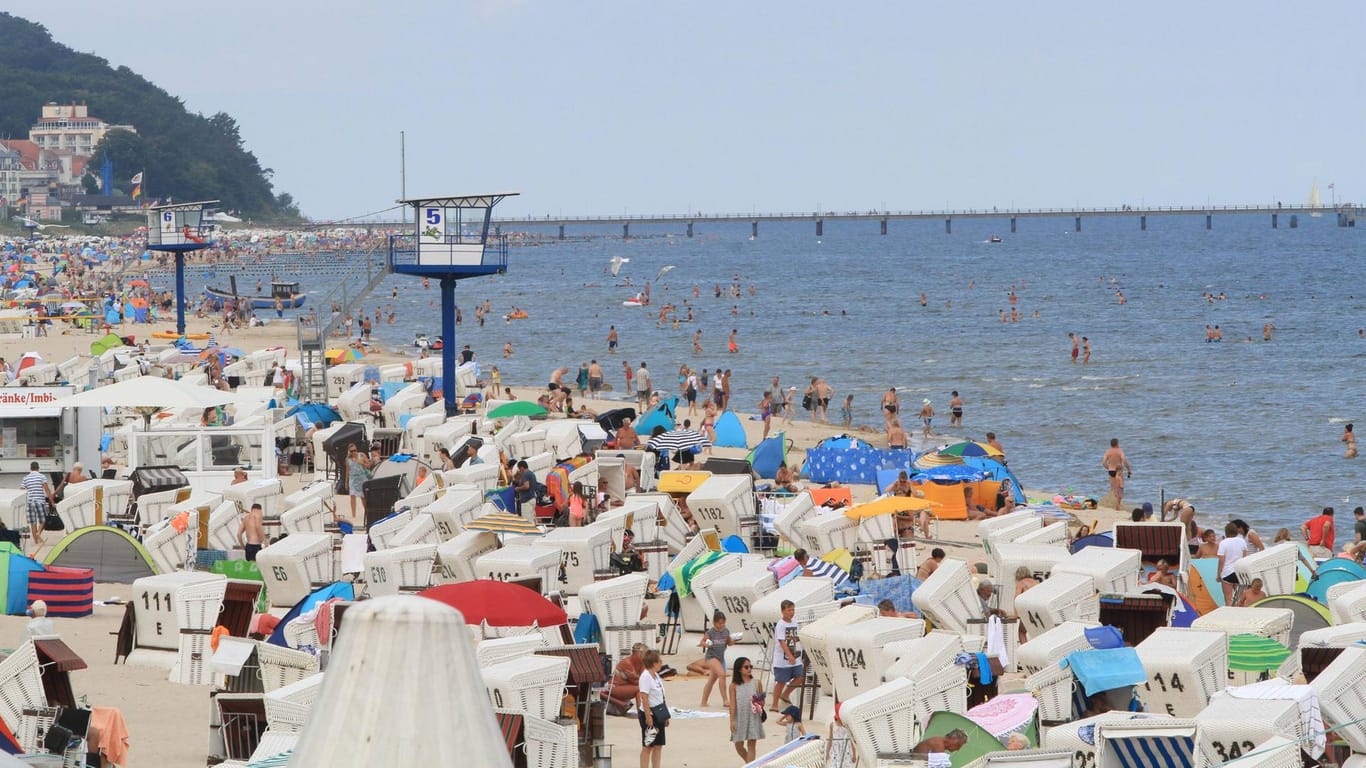 Vollbesetzter Strand in Heringsdorf an der Ostsee: Mit Abstandsgeboten könnte die Abkühlung in diesem Sommer schwierig werden.