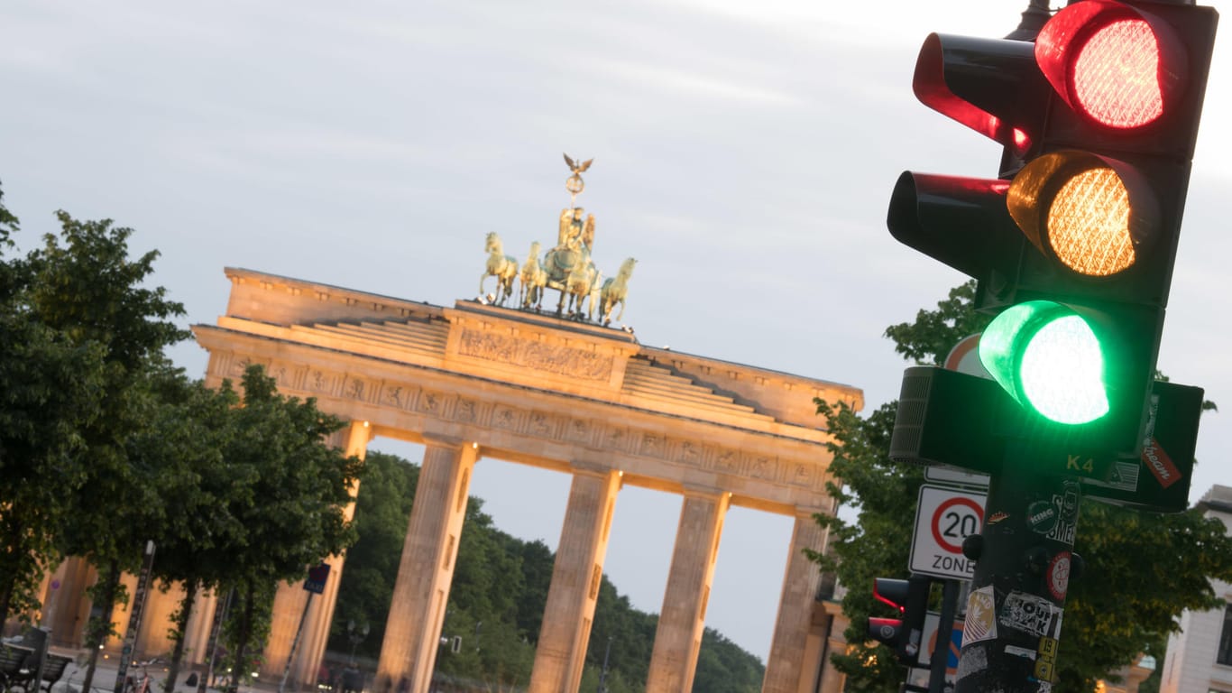 Eine Ampel vor dem Brandenburger Tor: Ein komplexes Ampelsystem bewertet die Corona-Lage in Berlin.