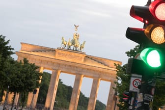 Eine Ampel vor dem Brandenburger Tor: Ein komplexes Ampelsystem bewertet die Corona-Lage in Berlin.