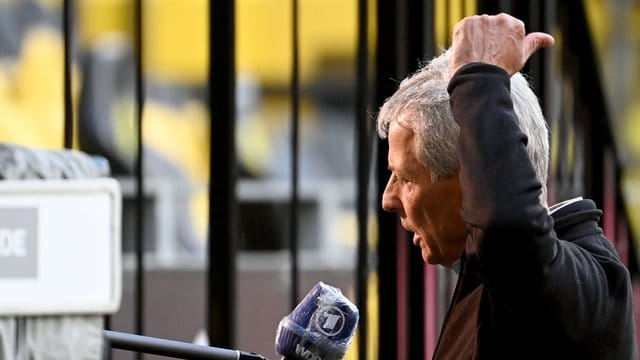 Hatte nach der Heimpleite gegen die Bayern Gesprächsbedarf: BVB-Coach Lucien Favre. Hatte nach der Heimpleite gegen die Bayern Gesprächsbedarf: BVB-Coach Lucien Favre.