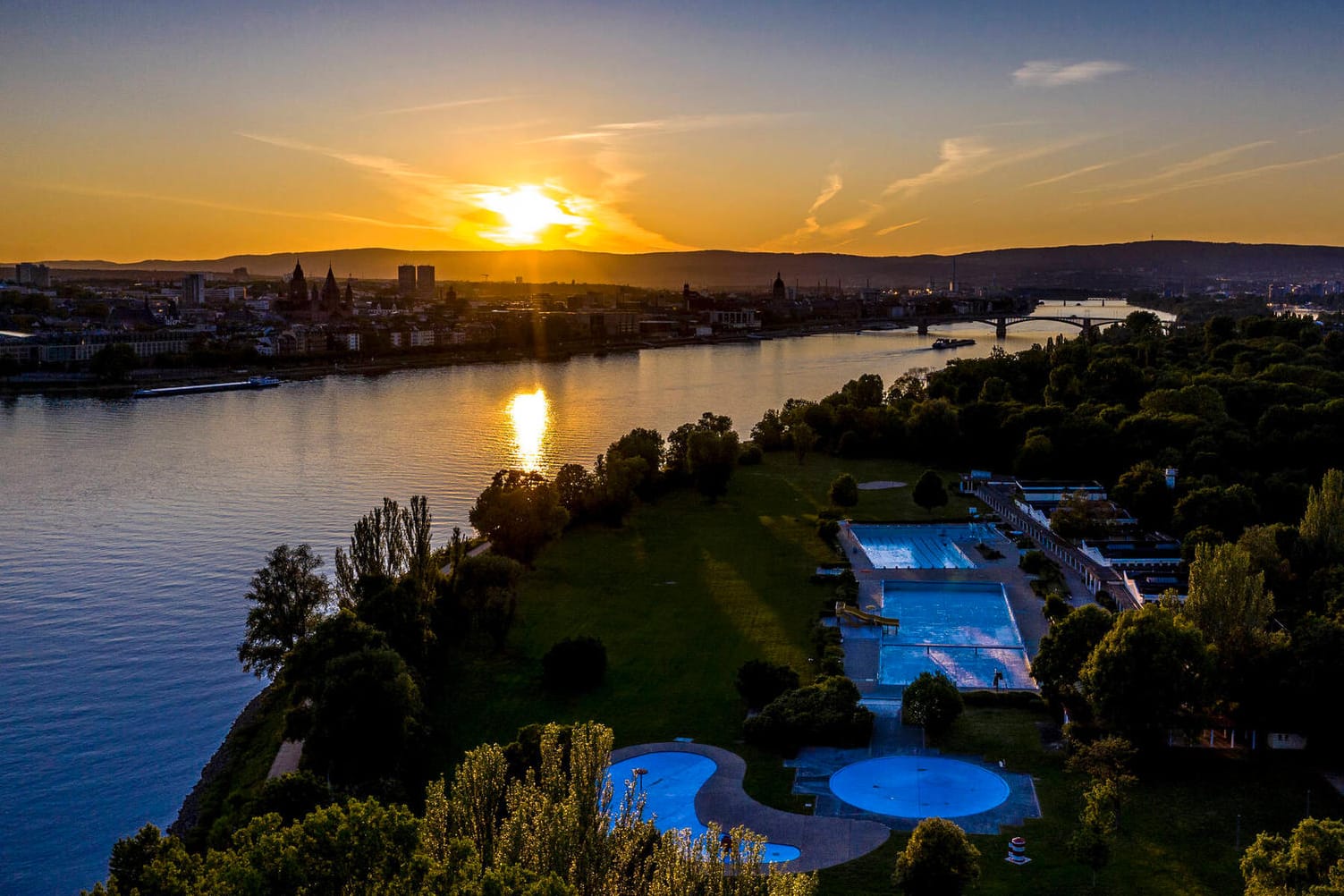 Sonnenuntergang über Mainz: Fast überall wird das Pfingstwetter gut.