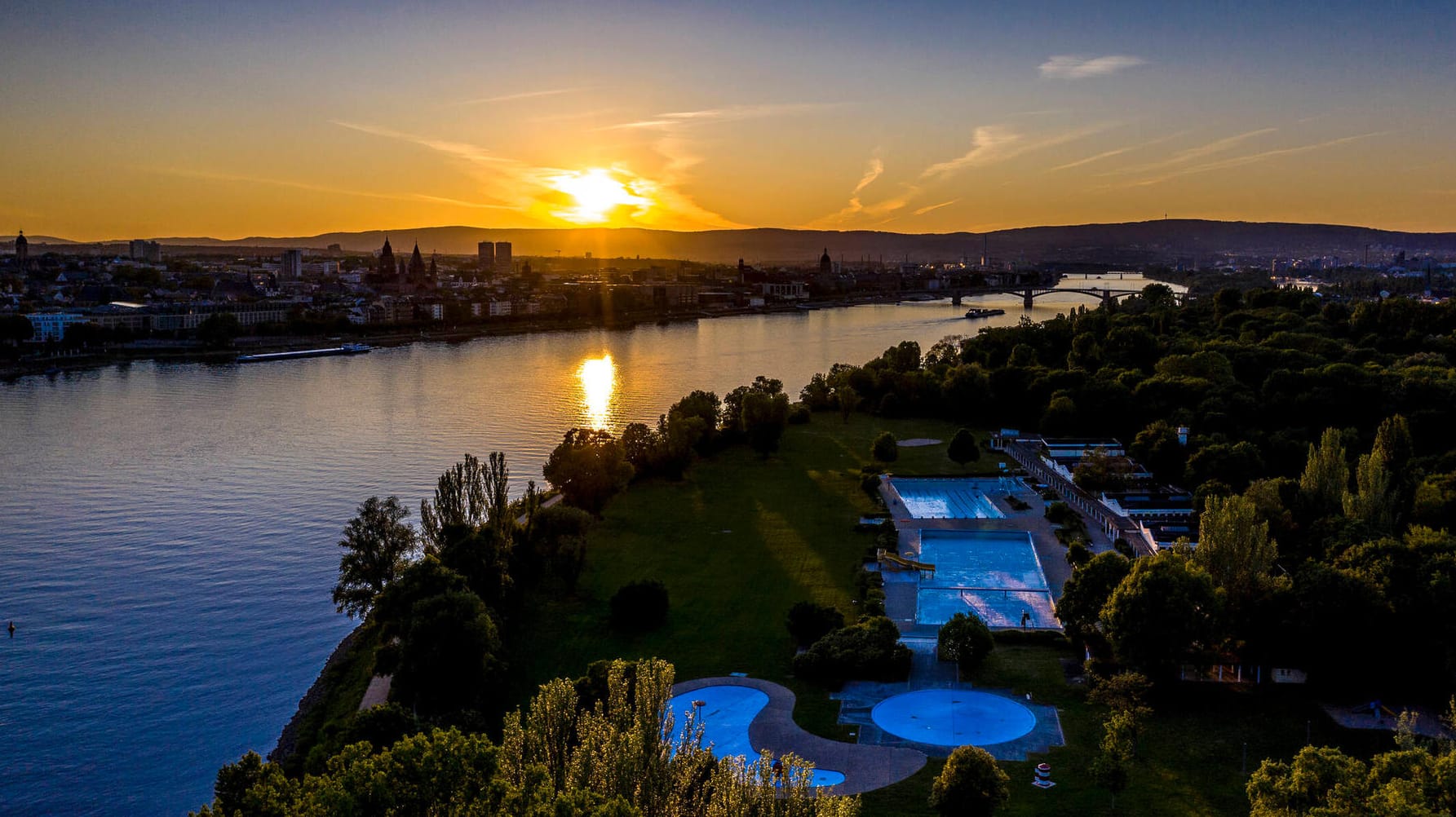 Sonnenuntergang über Mainz: Fast überall wird das Pfingstwetter gut.