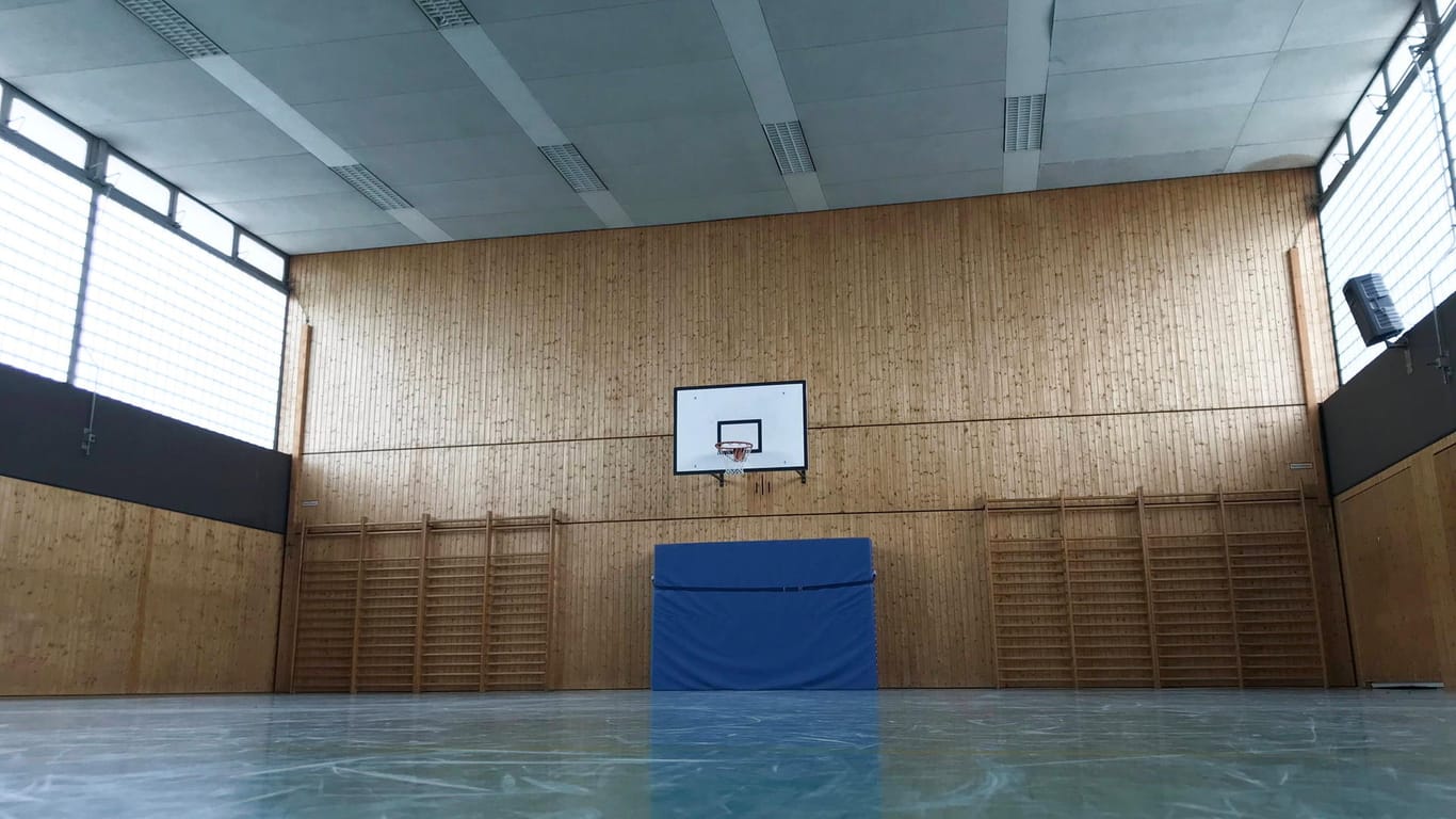 Eine leere Sporthalle (Symbolbild): Hier kehrt in Wolfsburg nun wieder Leben ein.