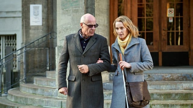 Die blinde Anwältin Romy Heiland (Christina Athenstädt) wird von ihrem Vater (Rüdiger Kuhlbrodt) in einem Fall unterstützt.