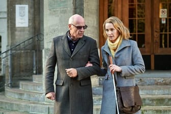 Die blinde Anwältin Romy Heiland (Christina Athenstädt) wird von ihrem Vater (Rüdiger Kuhlbrodt) in einem Fall unterstützt.