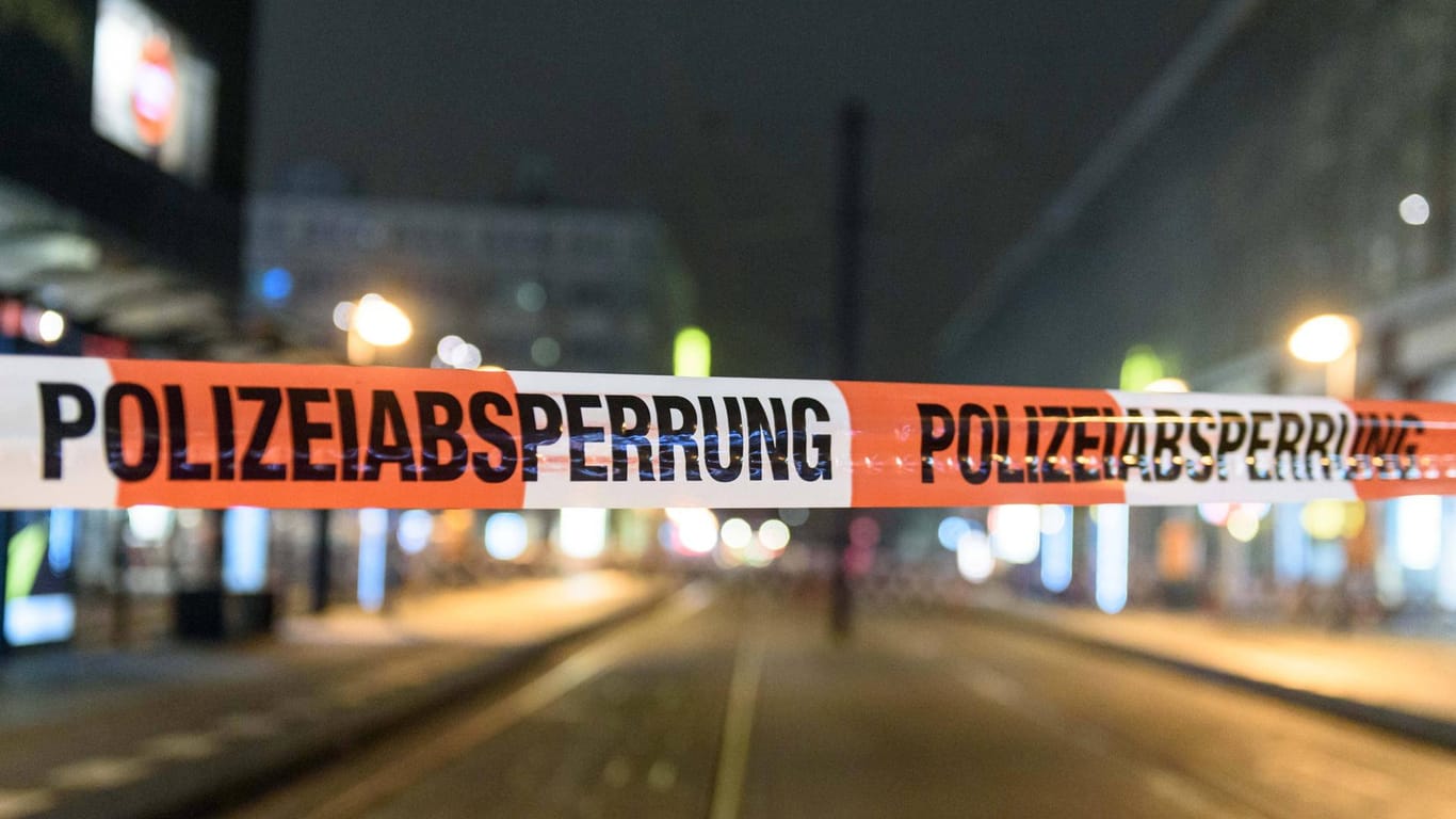 Eine Polizeiabsperrung (Symbolbild): In Rüttenscheid wurde ein verdächtiges Paket gefunden.