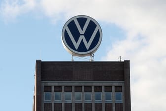 VW Logo: Die Wolfsburger wollen bis 2025 in China jährlich 1,5 Millionen umweltfreundliche Fahrzeuge verkaufen.