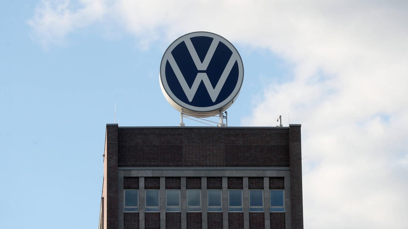 VW Logo: Die Wolfsburger wollen bis 2025 in China jährlich 1,5 Millionen umweltfreundliche Fahrzeuge verkaufen.
