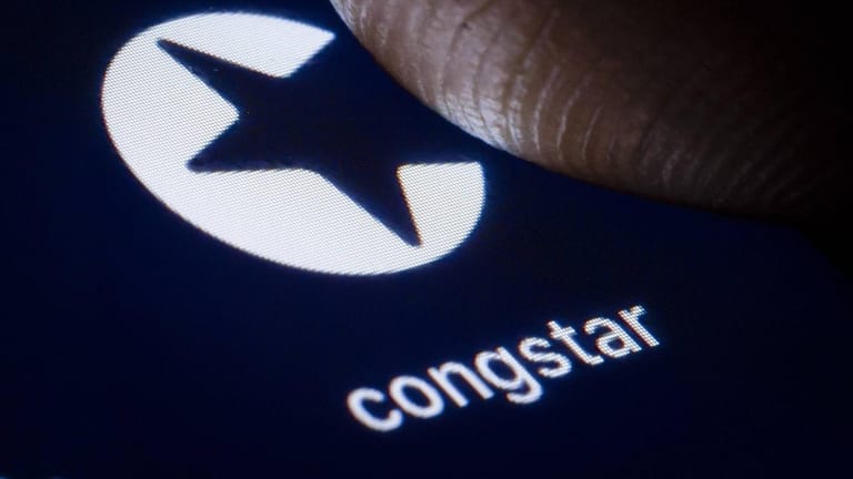 Ein Daumen über dem Congstar-Logo: Das Mobilfunk-Unternehmen bietet nun verbesserte Handy-Tarife