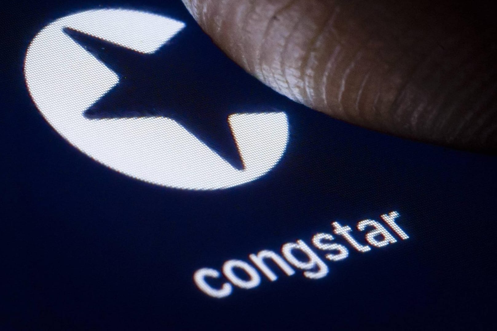 Ein Daumen über dem Congstar-Logo: Das Mobilfunk-Unternehmen bietet nun verbesserte Handy-Tarife