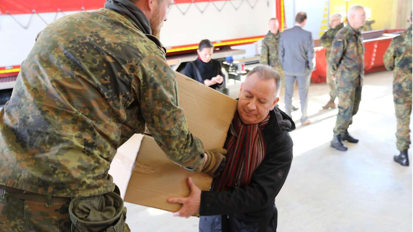 Ausladen in Heinsberg: Landrat Stephan Pusch nimmt am 22. März Schutzausrüstung von der Bundeswehr dankbar an. "Ein Signal, dass wir nicht alleingelassen werden vom Rest der Republik." Weil es nur Material für maximal drei Tage ist, bittet er Tags darauf auch in China um Hilfe.
