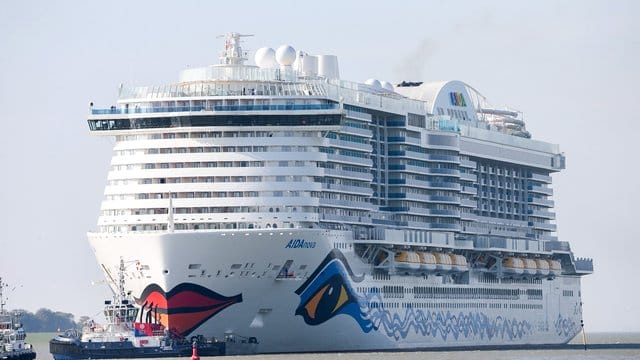 Aida Cruises: Ein Blick auf das Kreuzfahrtschiff "AIDAnova" bei der Überführung auf der Ems.