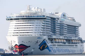 Aida Cruises: Ein Blick auf das Kreuzfahrtschiff "AIDAnova" bei der Überführung auf der Ems.