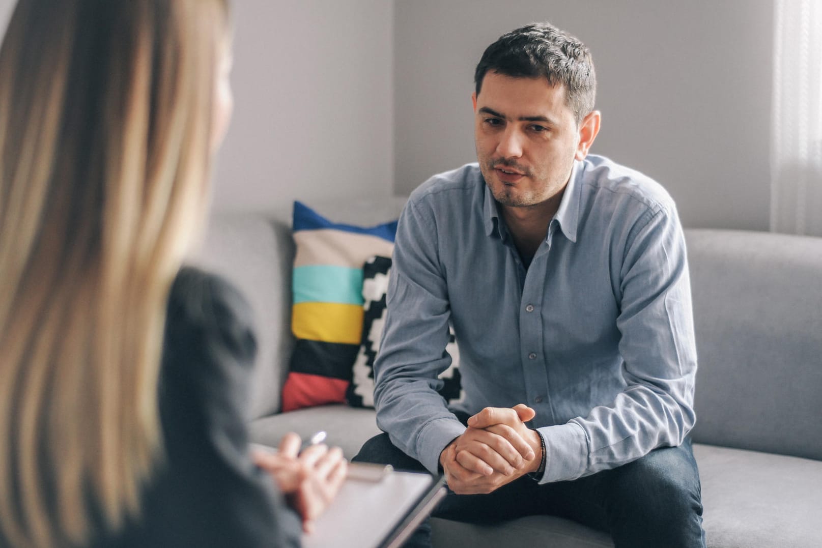 Psychotherapie: Es kann kompliziert und aufwendig sein, an einen Platz für eine von der Krankenkasse bezahlten Behandlung zu kommen. (Symbolfoto)