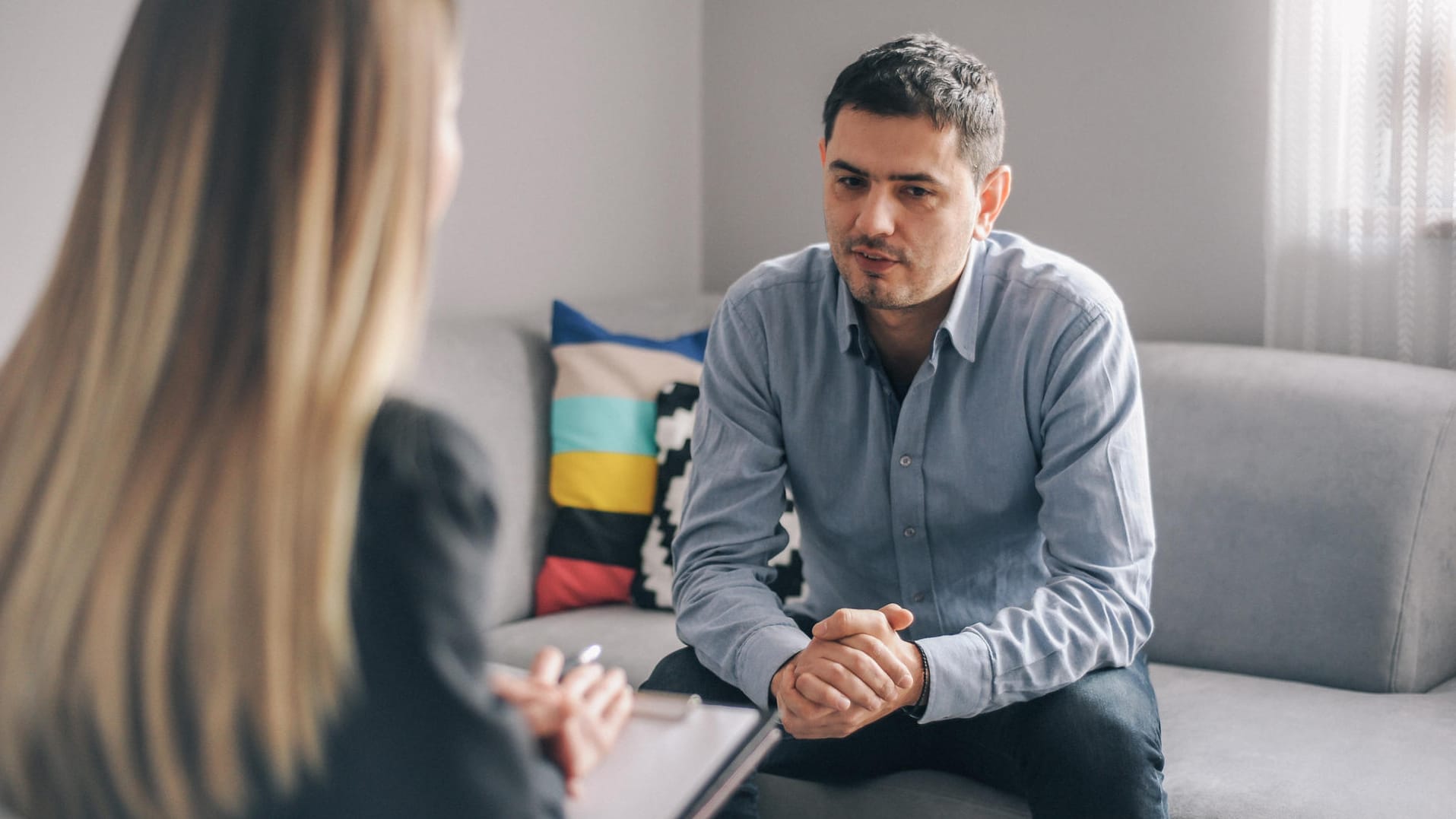 Psychotherapie: Es kann kompliziert und aufwendig sein, an einen Platz für eine von der Krankenkasse bezahlten Behandlung zu kommen. (Symbolfoto)