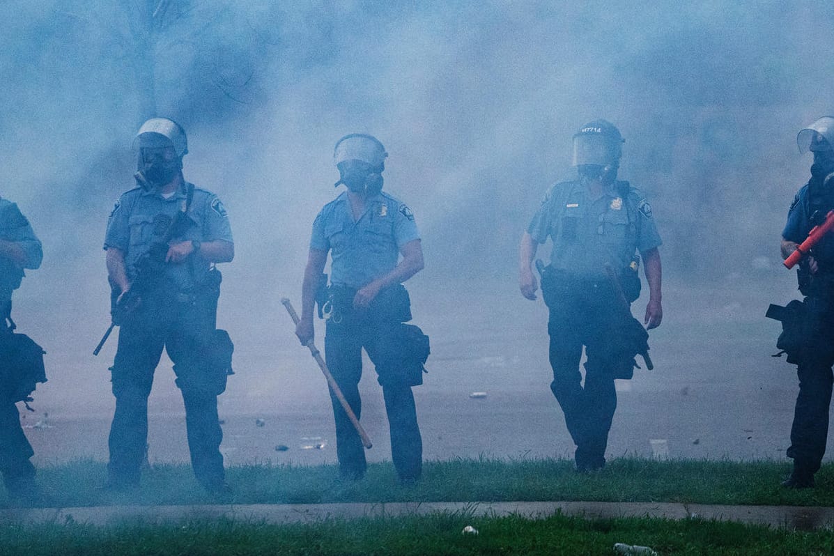 Nachdem erneut ein Schwarzer in den USA durch Polizeigewalt umgekommen ist, wird in Minneapolis demonstriert. Teils kam es zu Ausschreitungen.