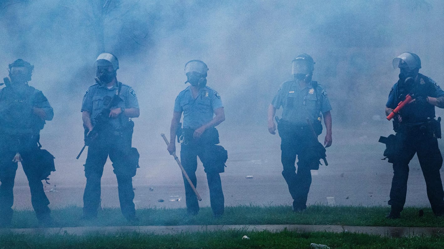 Nachdem erneut ein Schwarzer in den USA durch Polizeigewalt umgekommen ist, wird in Minneapolis demonstriert. Teils kam es zu Ausschreitungen.