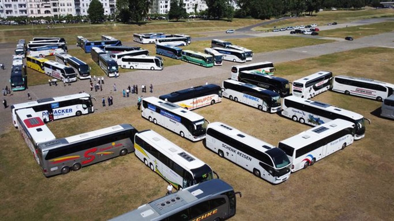 Busse stehen in Form der Buchstaben "NRW SOS": In Düsseldorf haben heute zahlreiche Busunternehmen auf ihre Situation in der Corona-Krise aufmerksam gemacht.