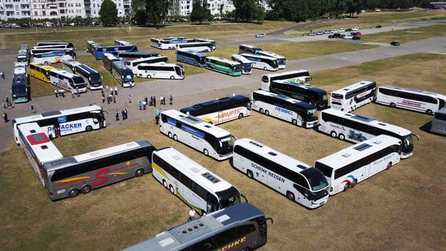 Busse stehen in Form der Buchstaben "NRW SOS": In Düsseldorf haben heute zahlreiche Busunternehmen auf ihre Situation in der Corona-Krise aufmerksam gemacht. Busse stehen in Form der Buchstaben "NRW SOS": In Düsseldorf haben heute zahlreiche Busunternehmen auf ihre Situation in der Corona-Krise aufmerksam gemacht.