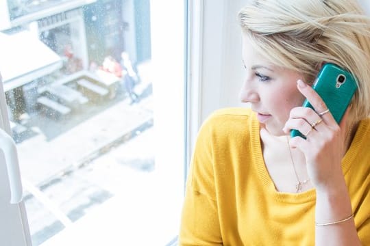 Besser Vereinbarungen schriftlich geben lassen: Geht es um den Handyvertrag, sind vorschnelle Zusagen am Telefon fehl am Platz.