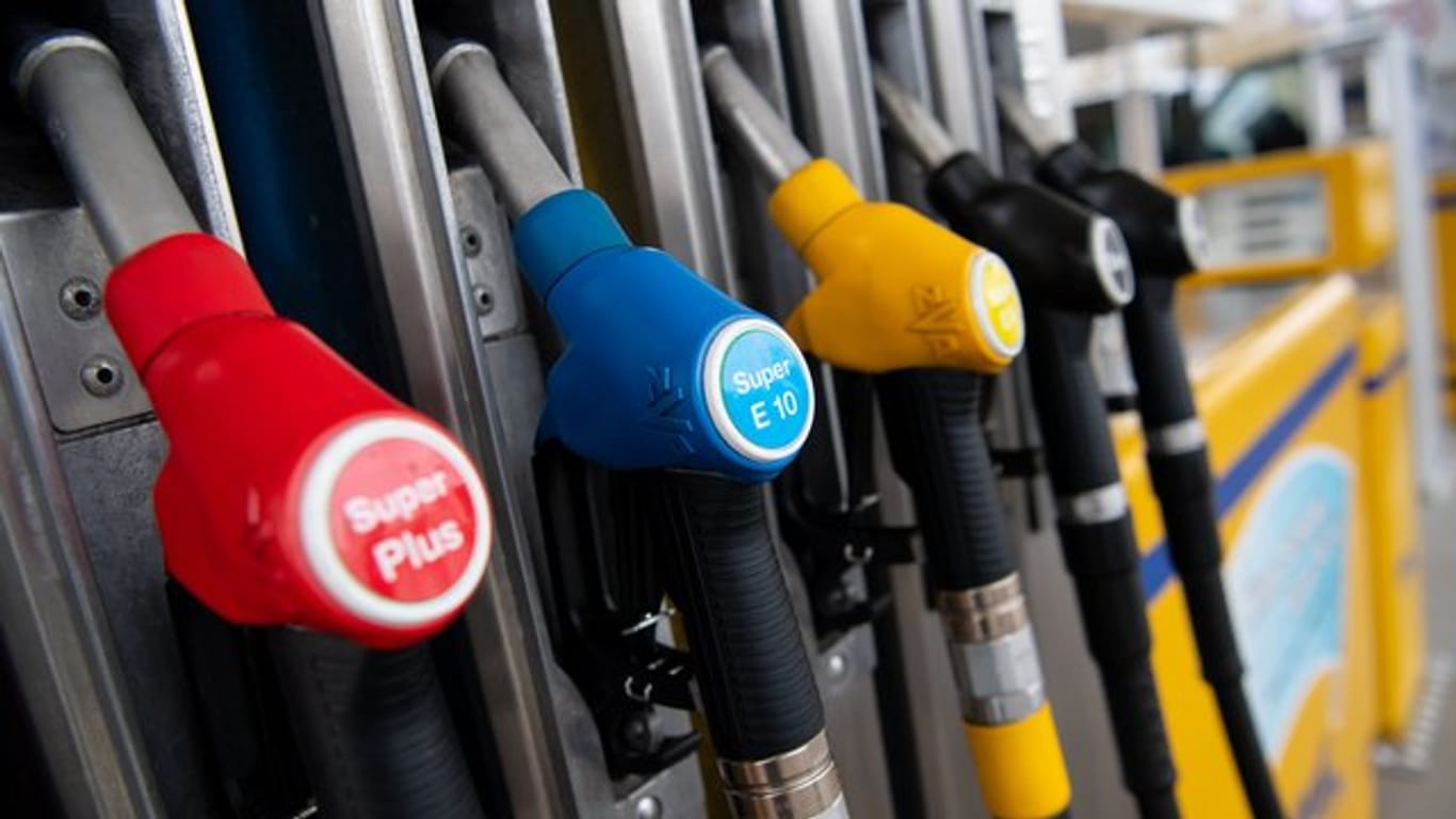 Benzin der Sorte E10 und Diesel haben sich laut ADAC in den letzten Wochen wieder verteuert.