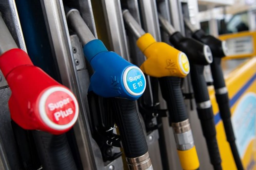 Benzin der Sorte E10 und Diesel haben sich laut ADAC in den letzten Wochen wieder verteuert.