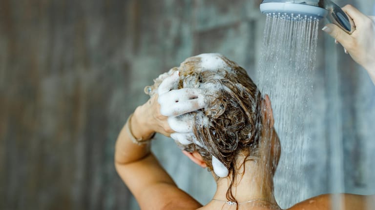 Shampoo gegen trockenes Haar: Oftmals werden in Shampoos als waschaktive Substanzen Polyethylenglykole eingesetzt.