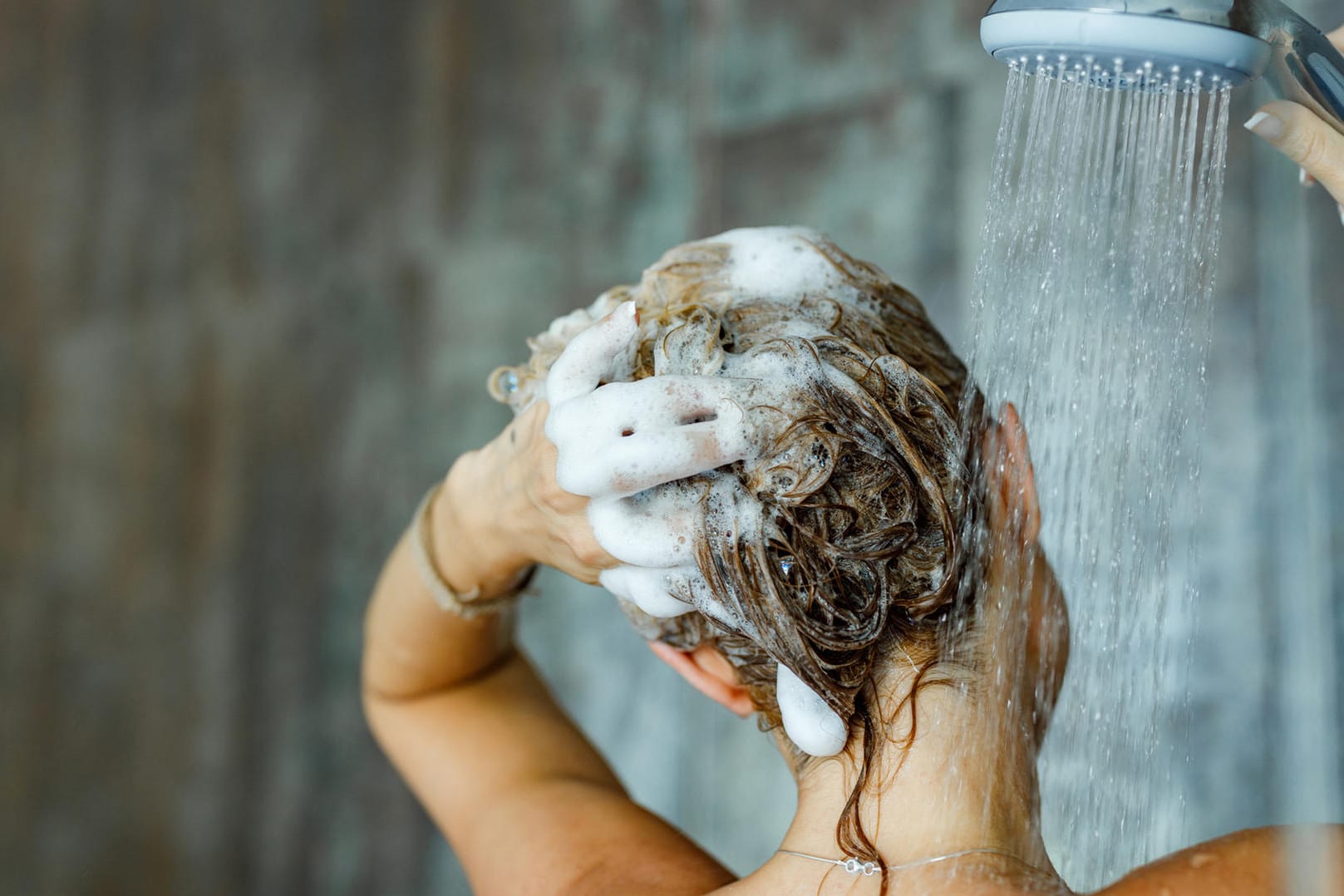 Shampoo gegen trockenes Haar: Oftmals werden in Shampoos als waschaktive Substanzen Polyethylenglykole eingesetzt.