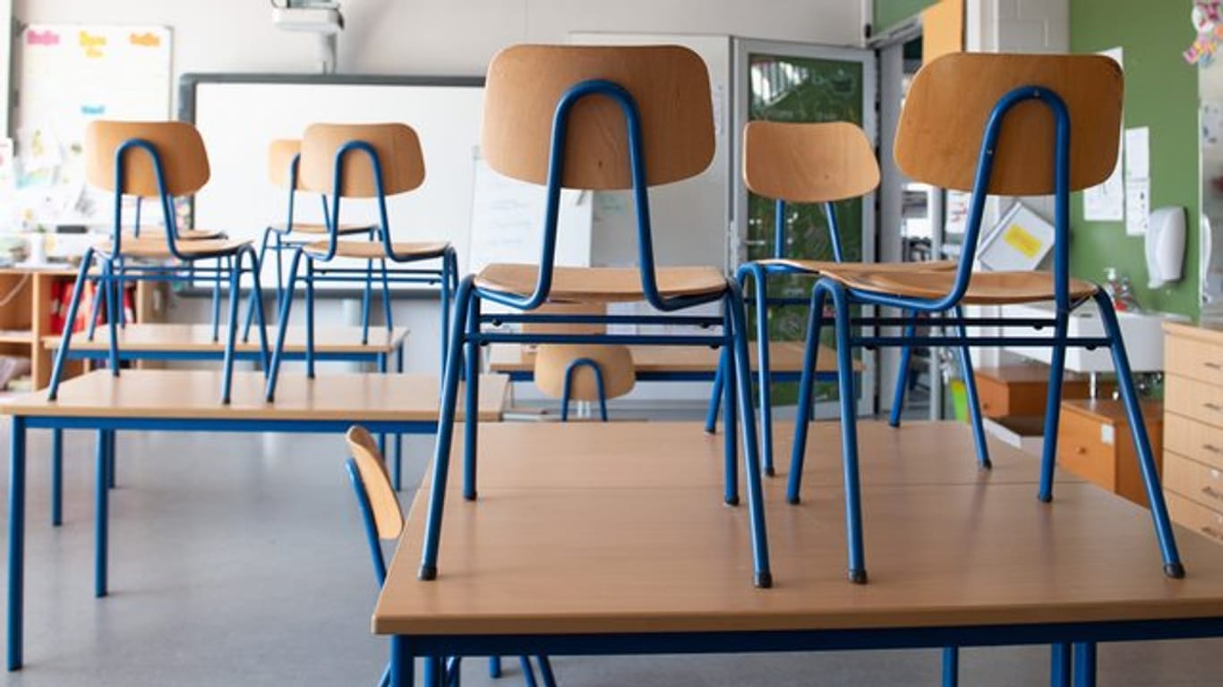 Stühle stehen auf den Tischen in einer Schule