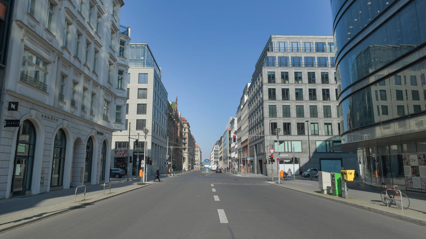 Die Friedrichstraße in Berlin: Hier sollen ab August für einige Monate keine Autos mehr fahren dürfen.