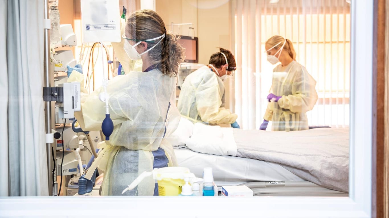 Medizinisches Personal auf einer Intensivstation: Die Leopoldina empfiehlt eine Weiterentwicklung des deutschen Gesundheitssystems.