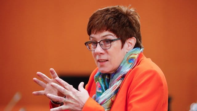Verteidigungsministerin Kramp-Karrenbauer stellt das KSK auf den Prüfstand. Verteidigungsministerin Kramp-Karrenbauer stellt das KSK auf den Prüfstand.