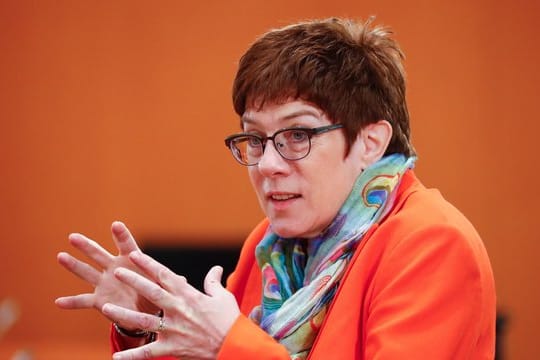 Verteidigungsministerin Kramp-Karrenbauer stellt das KSK auf den Prüfstand.