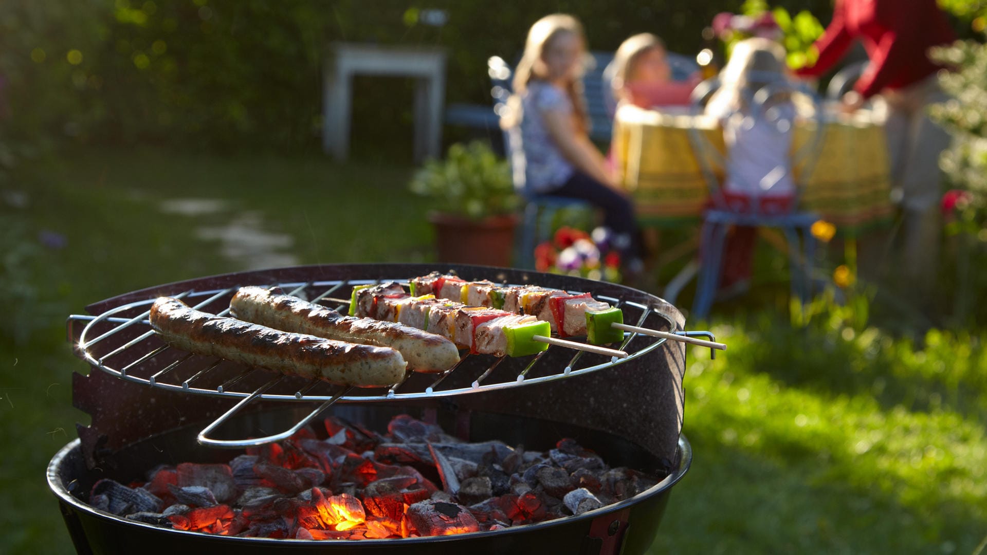 Grillen: Produzenten von Grillkohle müssen auf der Verpackung nicht angeben, woher das verwendete Holz stammt.