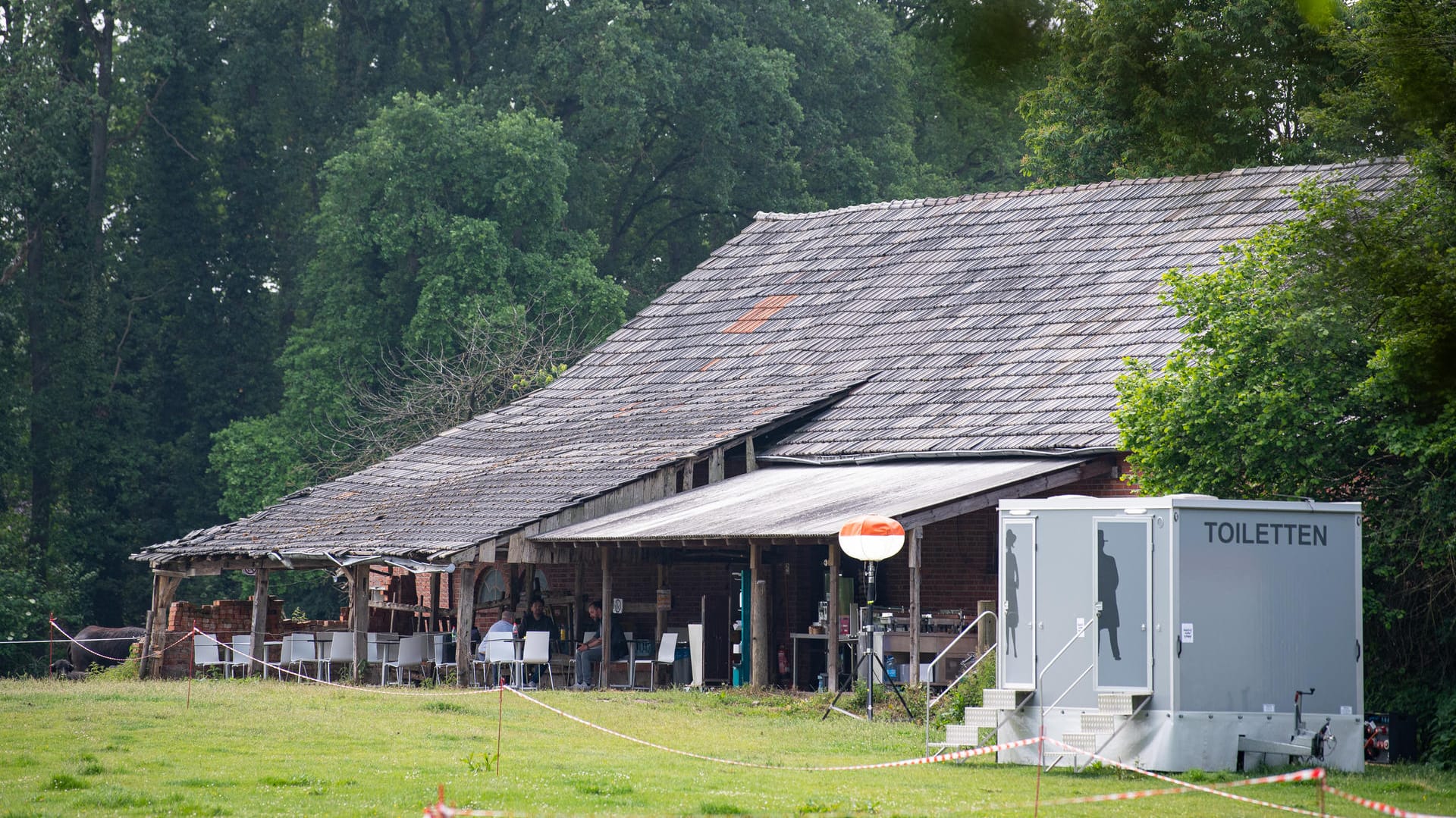 Nordrhein-Westfalen, Bocholt: Rückansicht des Gebäudes in dem der Fernsehsender RTL das "Sommerhaus der Stars" drehen wird.