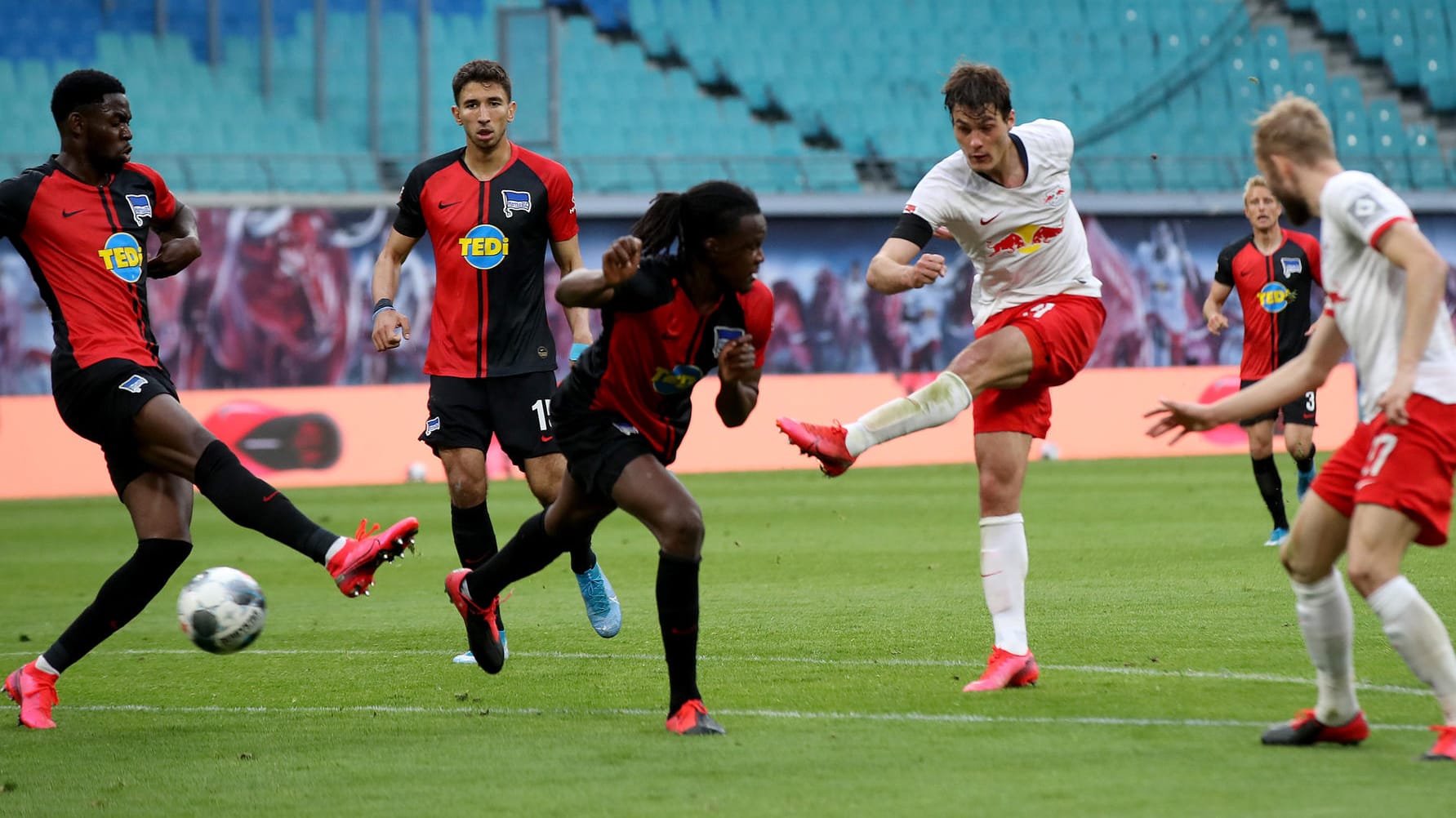 Leipzigs Patrik Schick (4.v.l.) erzielt den Treffer zum zwischenzeitlichen 2:1.