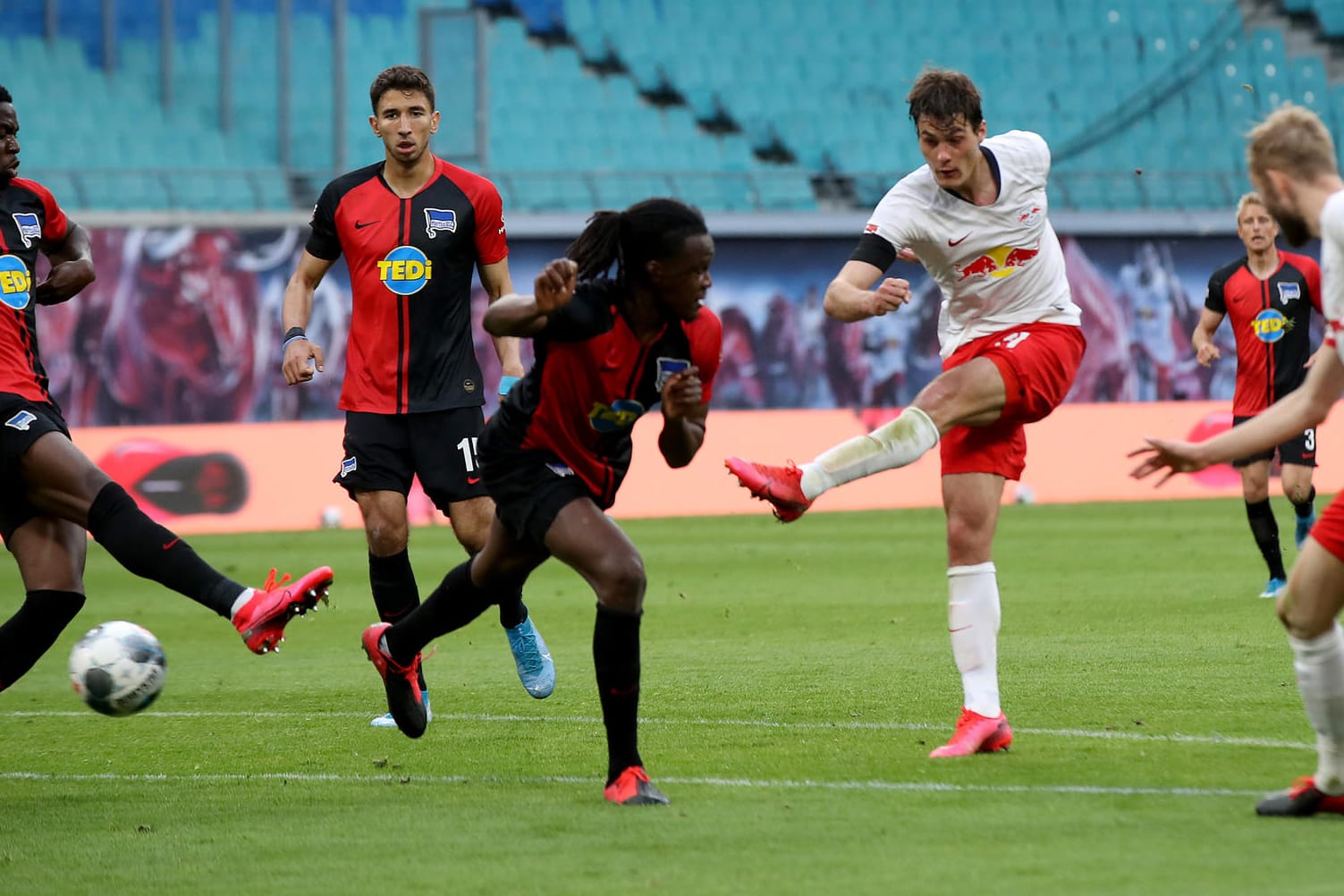Leipzigs Patrik Schick (4.v.l.) erzielt den Treffer zum zwischenzeitlichen 2:1.
