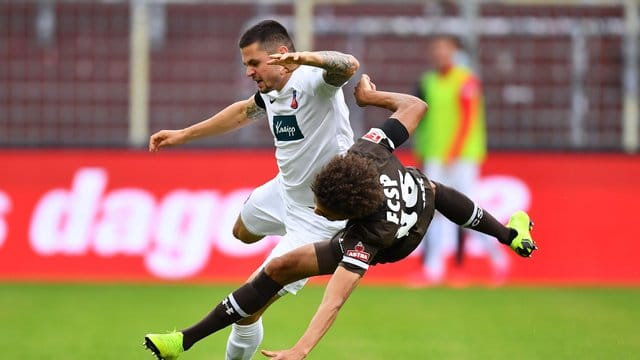 Heidenheims Marnon Busch (l) und Paulis Luis Coordes teilten sich mit ihren Teams die Punkte. Heidenheims Marnon Busch (l) und Paulis Luis Coordes teilten sich mit ihren Teams die Punkte.